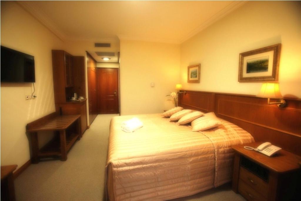 Afkos Grammos Boutique Hotel Resort Nestorion الغرفة الصورة